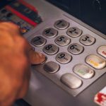 Conti correnti, aumentano i costi. Mazzata per gli italiani, ma ecco come risparmiare