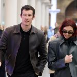 Dua Lipa e Callum Turner hanno scelto lo stile da viaggio coordinato