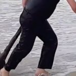 Lo afferrano per la coda e lo tirano fuori dall’acqua: cosa c’era a riva