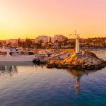 Lettini e ombrellone con soli 7,50 euro: a pochissime ore dall’Italia