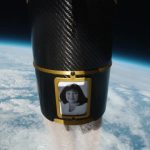 L’ultimo viaggio insieme nello spazio di una donna e del suo gatton