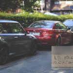 Parcheggia per strada, al ritorno trova questo bigliettino sul parabrezza