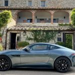 Il viaggio della nostalgia con l’ultima Jaguar V8 coupé. Oltre 1.200 km nei…